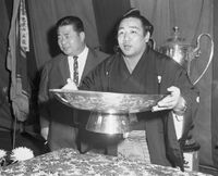 Tochinoumi celebrates his second Yusho (c. 1963)