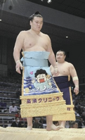 Ikioi during the Juryo dohyo-iri (c. 2011)