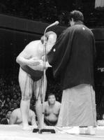 Kototenzan after winning the jonokuchi yusho (c. 1986)