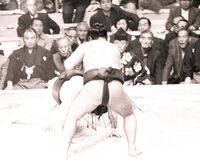 Kaiki defeats Fukunohana in his Makuuchi debut (c. 1975)