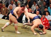 Tochiozan defeats future Ozeki Asanoyama (c. 2018)
