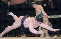 Tochisakae defeats Ozeki Dejima (c. 2001)