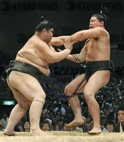 Fukao pushes out and defeats Sotairyu (c. 2009)