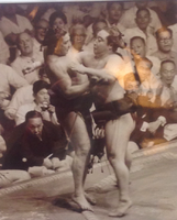 Naruyama defeats Yokozuna Wakanohana (c. 1959)