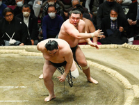 Kiribayama defeats Okinoumi (c. 2022)