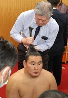 Tokotatsu prepares stablemate Yokozuna Hoshoryu's hair (c. 2025)