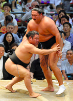 Satoyama defeats Kyokutenho (c. 2015)