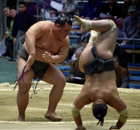 Goryu throws and defeats Tomisakae (c. 2015)