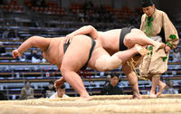 Kyokumizuno battles former Maegashira Enho (c. 2024)