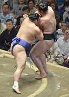 Okinoumi defeats Ozeki Kotooshu (c. 2013)