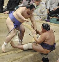 Tamaasuka pushes out and defeats Tanzo (c. 2012)