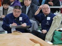 Hananokuni (left) after retirement as a wakaimonogashira (c. 2019)
