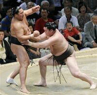 Kyokutenho battles Yokozuna Hakuho (c. 2011)