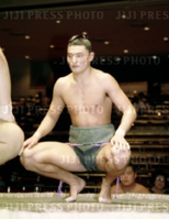 Kyokutenzan prepares for his upcoming match (c. 1994)
