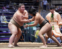 Shotaimu pushes out and defeats Anryukai (c. 2024)