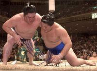 Tamarikido throws and defeats Asasekiryu (c. 2003)
