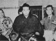 Sakuranishiki after defeating Yokozuna Futabayama (c. 1940)