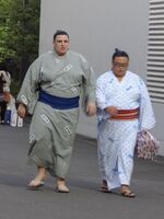 Tochinosato serves as Aoiyama's tsukebito (c. 2013)
