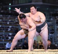 Nihonyanagi defeats Mudoho in Maezumo (c. 2019)