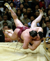 Kyokutenho throws and defeats Yokozuna Asashoryu (c. 2003)