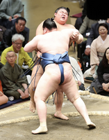 Onokatsu defeats Hakuoho (c. 2025)
