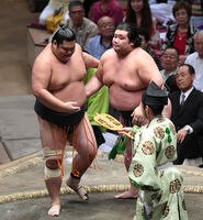 Oshoryu defeats Aomihama to win the Jonidan Yusho (c. 2019)