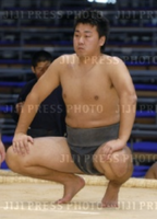 Masumeidai prepares for his upcoming match (c. 2006)