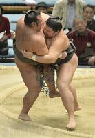 Wakanoshima battles Tosayutaka (c. 2014)