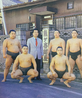 Yoshinomine stands by his Kumagatani stable (c. 1981)