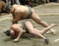 Kyokutenzan loses to Takahijiri (c. 2004)
