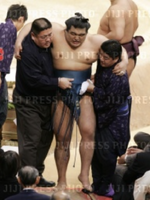 Tamaasuka suffers a knee injury (c. 2005)
