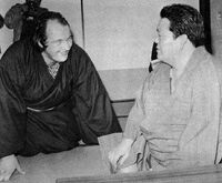 Kototenta shows respect to his oyakata (c. 1986)