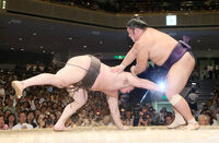 Tochiozan defeats Yokozuna Hakuho (c. 2012)