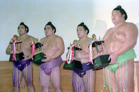 Hananokuni (second left) with his only sansho prize (c. 1988)