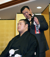 Tochinowaka's retirement ceremony (c. 2015)