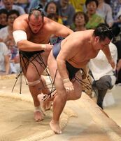 Osunaarashi defeats Yokozuna Kakuryu (c. 2014)