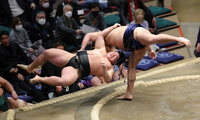 Hatsuyama throws and defeats Kiryuko (c. 2025)
