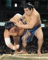 Tamaasuka throws and defeats Tochinonada (c. 2009)