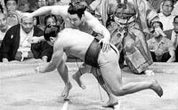 Tochinoumi defeats future Ozeki Kiyokuni (c. 1964)