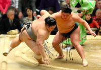 Kagamio throws and defeats Tenkaiho (c. 2014)