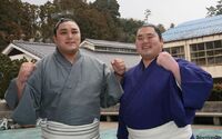 Okinofuji with stablemate Okinoumi (c. 2010)