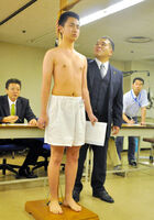 Shonanzakura gets measured upon joining professional sumo (c. 2015)