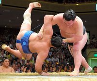 Ikioi throws and defeats Kyokushuho (c. 2015)