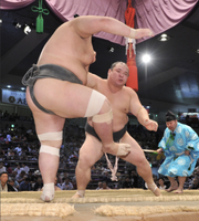 Sagatsukasa defeats Tochimaru (c. 2017)