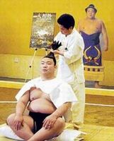 Nakanokuni gets his hair done in the Beijing Jungyo (c. 2004)