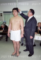 Tamaasuka gets measured upon joining professional sumo (c. 1998)