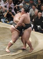 Karatsuumi defeats Satoyama to win the Sandanme Yusho (c. 2018)