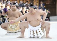 Takayasu serves as Kisenosato's sword bearer (c. 2017)