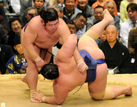 Tochiozan defeats Ozeki Kotoshogiku (c. 2013)
