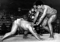 Hinodeshima defeats Taniguchi by hikiotoshi (c. 1974)